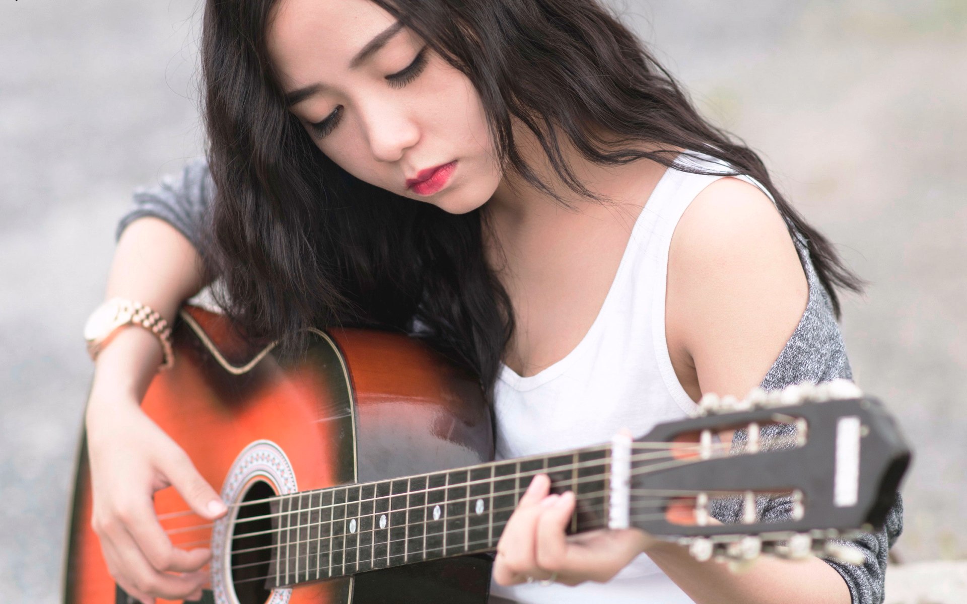 Обнаженная азиаточка с гитарой (фото)