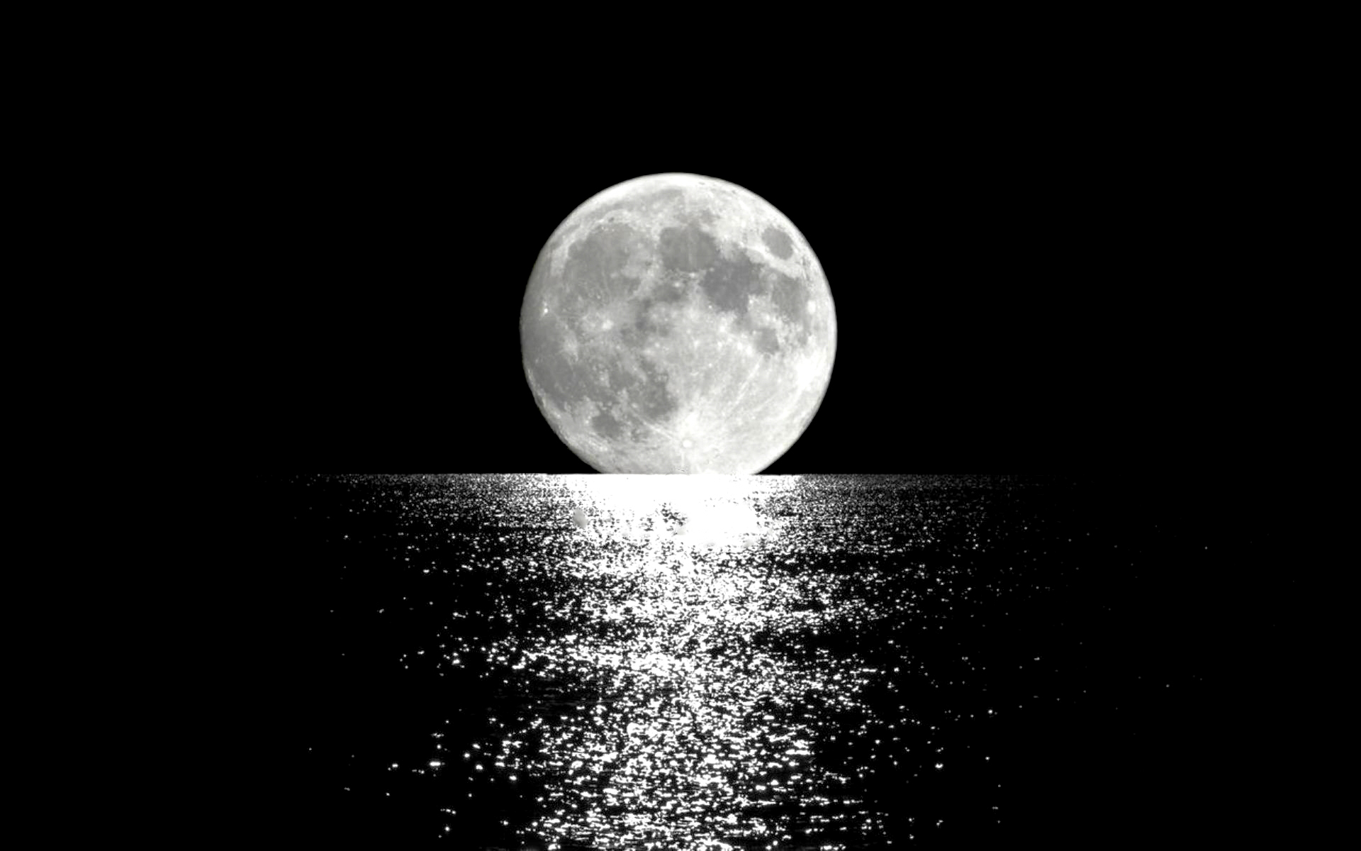Одинокая луна розовая. Лунная дорожка. Луна и Лунная дорожка. Луна на черном фоне. Красивая Луна.