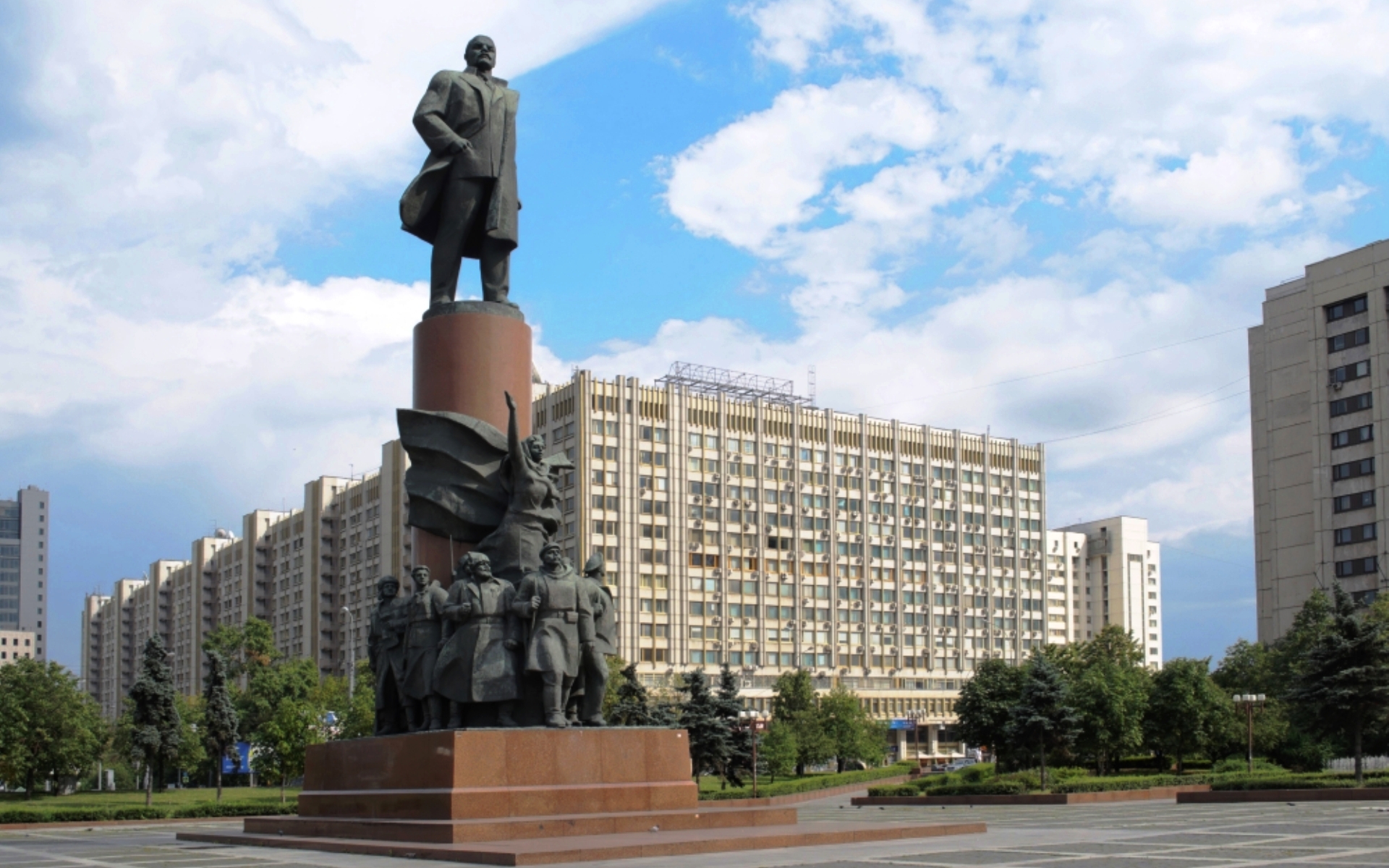 Почему стоит ленинский. Памятник Ленину на Калужской площади в Москве. Памятник Ленину на Октябрьской площади в Москве. Памятник Владимиру Ленину на Калужской площади. Ленин на Калужской площади.