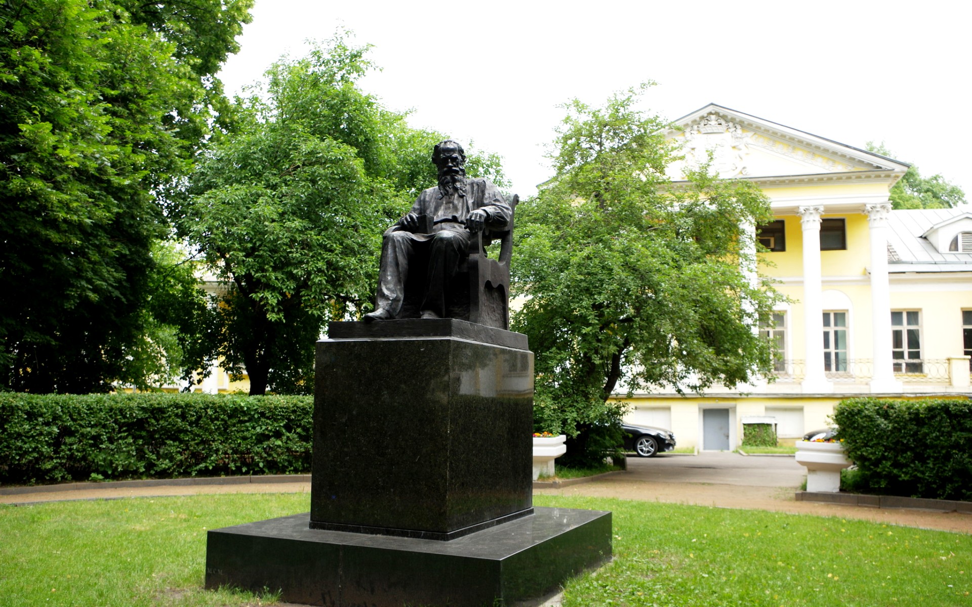 Москва льва николаевича толстого. Памятник льву толстому (Москва, девичье поле). Памятник льву Николаевичу толстому в Москве. Памятник льву толстому в Москве на поварской. Памятник льву толстому (Москва, Пречистенка).