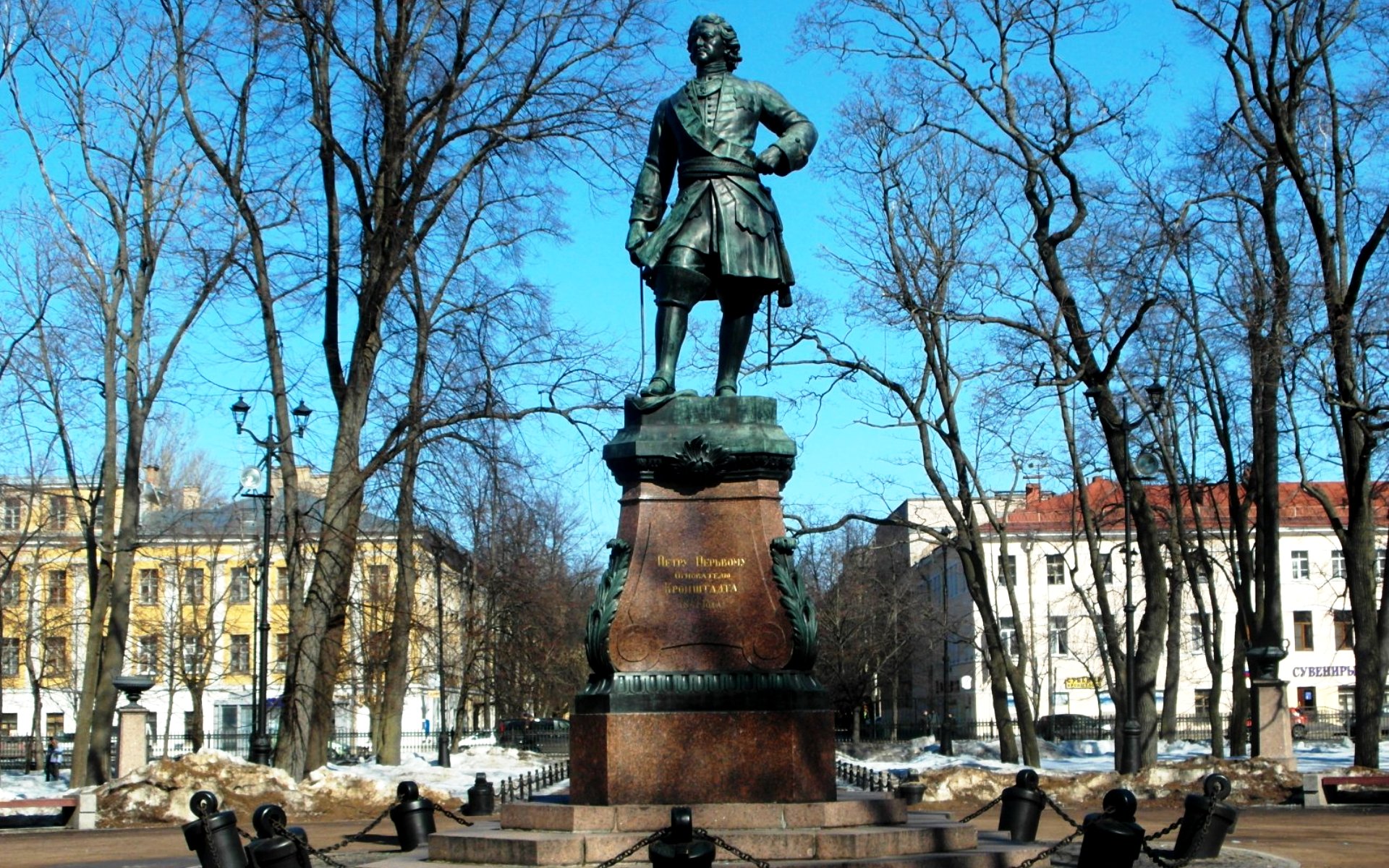 Памятник петру в санкт петербурге. Памятник Петру 1 в Санкт-Петербурге. Памятник Петру 1 в Питере фото. Памятник основателю города Петру первому Санкт Петербурга. Памятники Петру первому в центре СПБ.