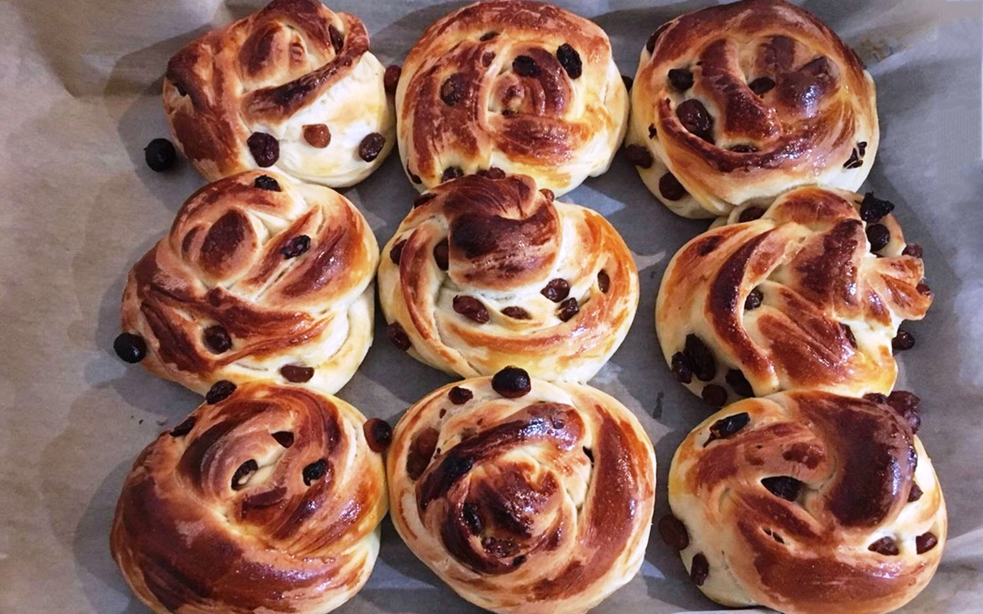 Пышные булочки с изюмом в духовке. Булочки с изюмом. Красивые булочки с изюмом. Булочки с изюмом из дрожжевого. Формовка булочек с изюмом.