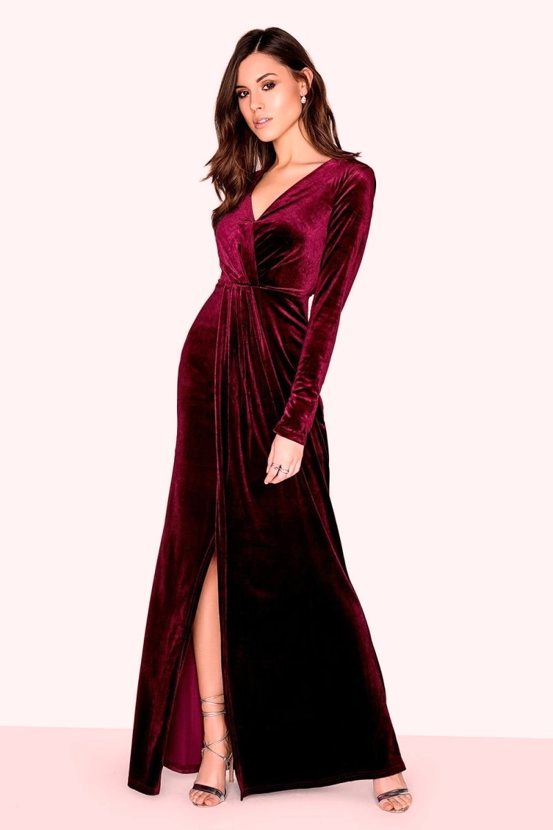 Длинное бархатное платье. Maxi Dress платье бархатное. Бордовое бархатное платье. Платье из бархата длинное. Бархатное платье халат.