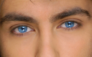 Голубые глаза мужчины