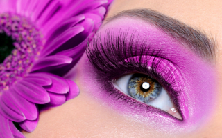 Глаз с фиолетовым макияжем
