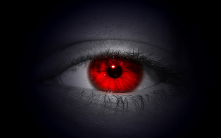 Кроваво красный глаз