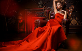 Гламурная девушка в красном платье