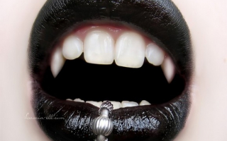 Чёрные губы вампира