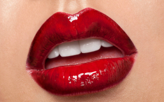 Красные лакированные губы