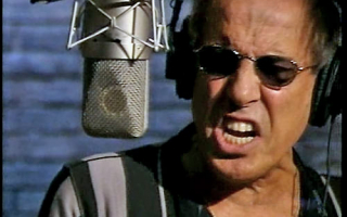 Челентано поёт