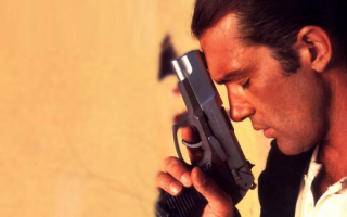 Антонио Бандерос с пистолетом