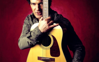 Антонио Бандерос с гитарой