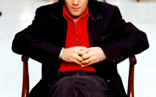 Антонио Бандерос на стуле