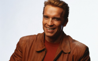 Арнольд Шварценеггер улыбается