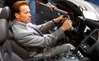Арнольд Шварценеггер за рулем автомобиля