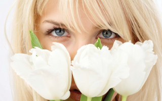 Девушка с белыми тюльпанами