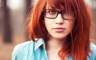 Девушка рыжая в очках