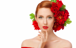 Рыжеволосая девушка с цветами