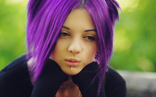 Девушка с фиолетовыми волосами.