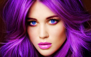 Синеглазая девушка с фиолетовыми волосами