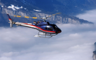 Вертолет над горами