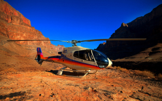 Вертолет в Большом каньоне