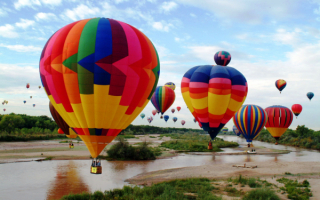 Полет воздушных шаров над рекой