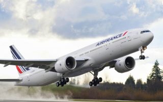 Боинг 777 на взлете