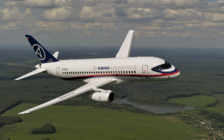 Суперджет 100 - российский пассажирский самолет в полете