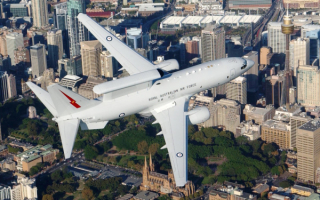 Boeing 737 AEW&C летит над городом