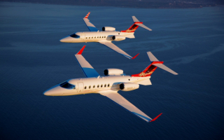 Самолеты Learjet-40 в полете