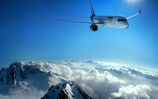Аэробус летит над Альпами