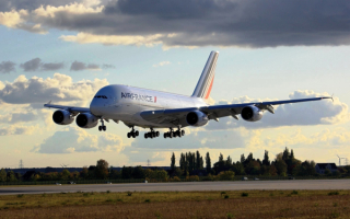 Аэробус А380 идет на посадку