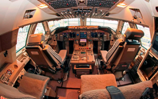 Кабина пилотов Боинга 747-800