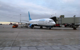 Boeing 737-800 у телескопического трапа в аэропорту