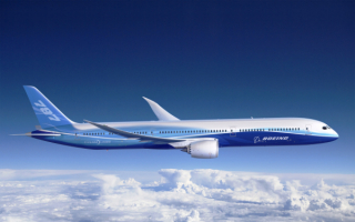 Boeing 787 летит над облаками