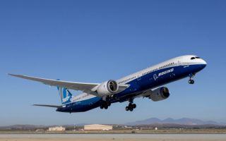 Boeing 787 на взлете
