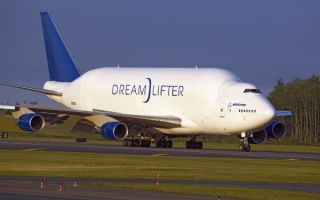 Boeing 747-8 —  широкофюзеляжный самолёт