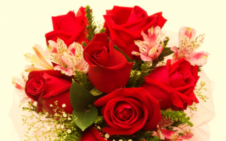 Букет алых роз с лилиями