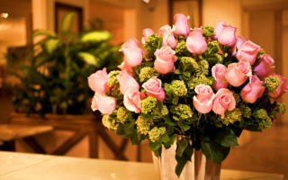 Букет роз на столе