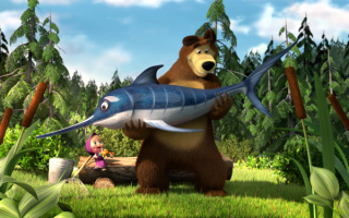 Маша и Медведь поймали рыбину