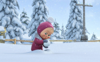 Маша играет в снежки