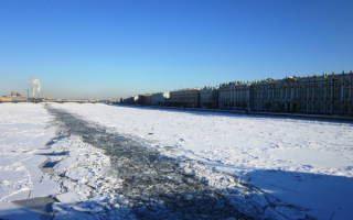 Река Нева зимой