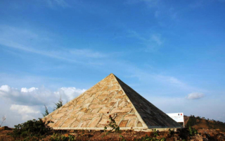 Бурунди. Пирамида у истока Нила