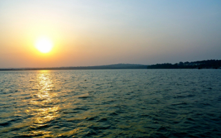 Закат солнца на реке Нил в Уганде