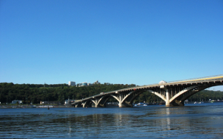 Мост через реку Днепр в Киеве