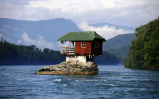 Дом рыбака на реке Дрина в Сербии