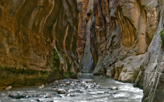 Река на дне глубокого каньона