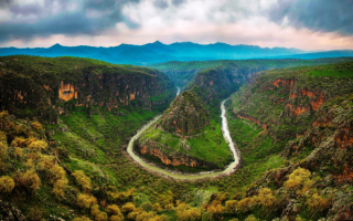 Излучина реки в каньоне