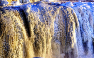 Замерзший водопад Ридо в Канаде